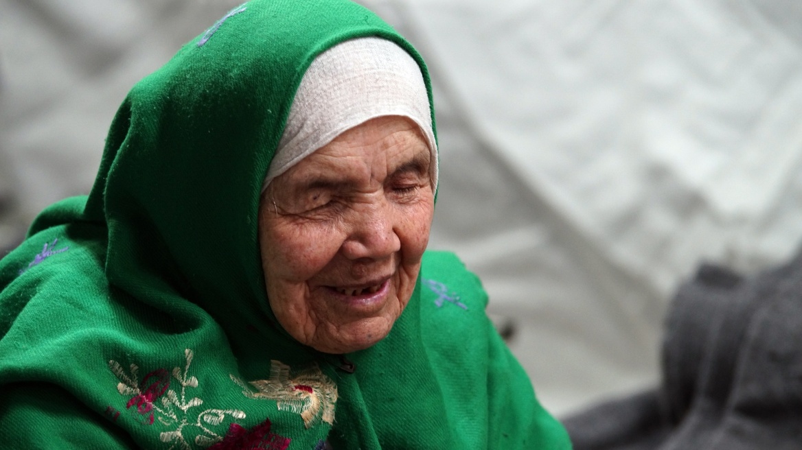 Αφγανή πρόσφυγας, 105 ετών, περπάτησε επί 20 μέρες για να φθάσει στην Ευρώπη!