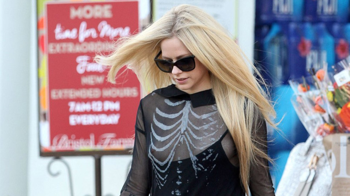 Avril Lavigne: Σε κοινή θέα το στήθος της