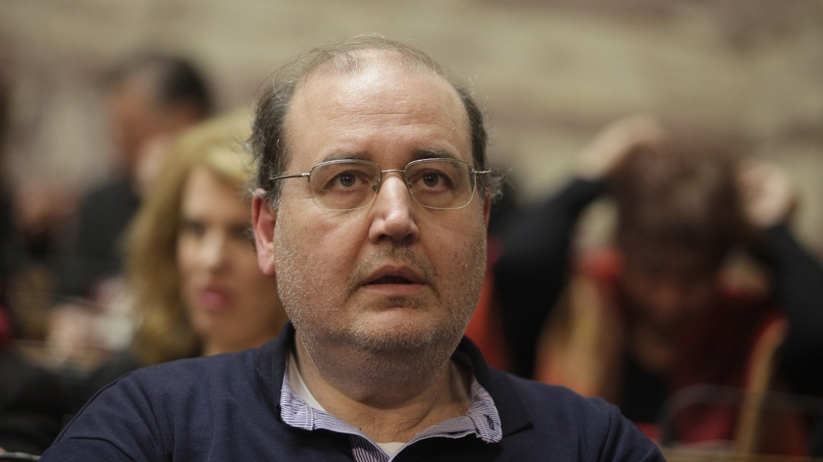 Στον Τσακαλώτο παραπέμπει ο Φίλης για το ΦΠΑ στα ιδιωτικά σχολεία 