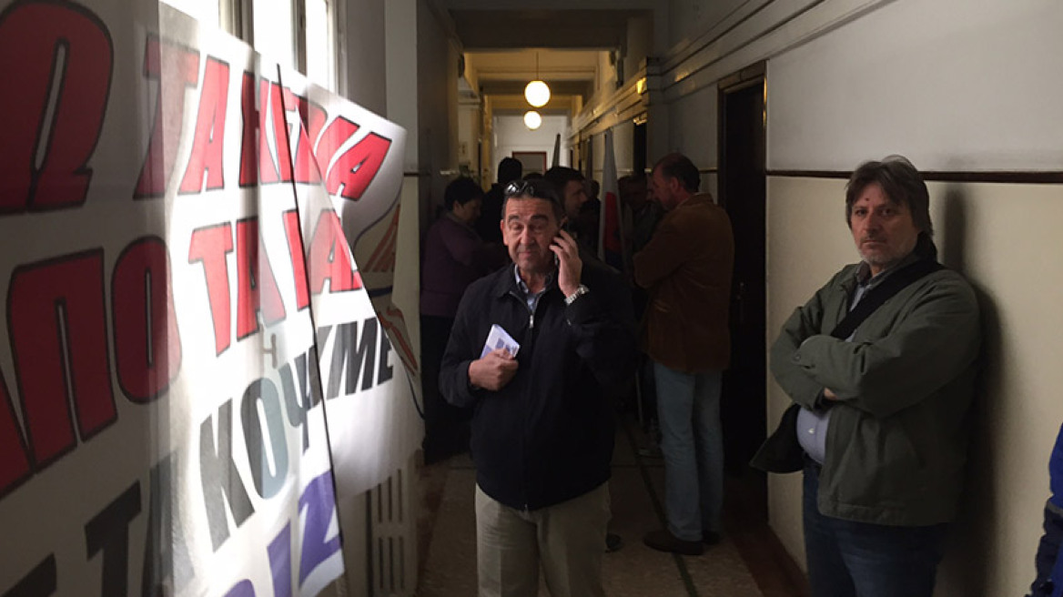 Κατάληψη στο γραφείο του Χουλιαράκη από την ΠΟΕ-ΟΤΑ  