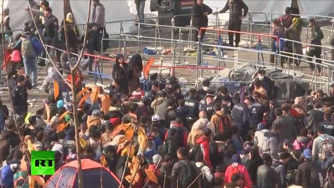 Βίντεο: Ένταση με πρόσφυγες στα σύνορα Σλοβενίας-Αυστρίας (live)