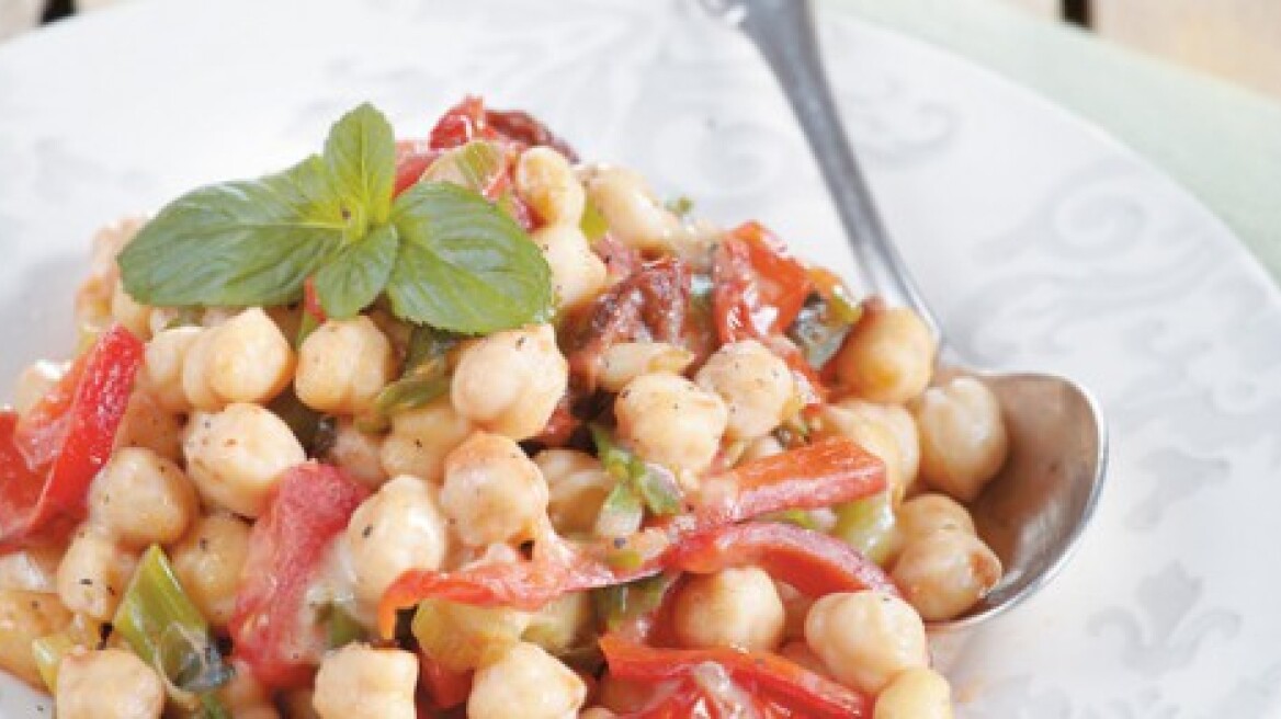 Ζεστή σαλάτα με ρεβίθια, ταχίνι και λιαστή ντομάτα