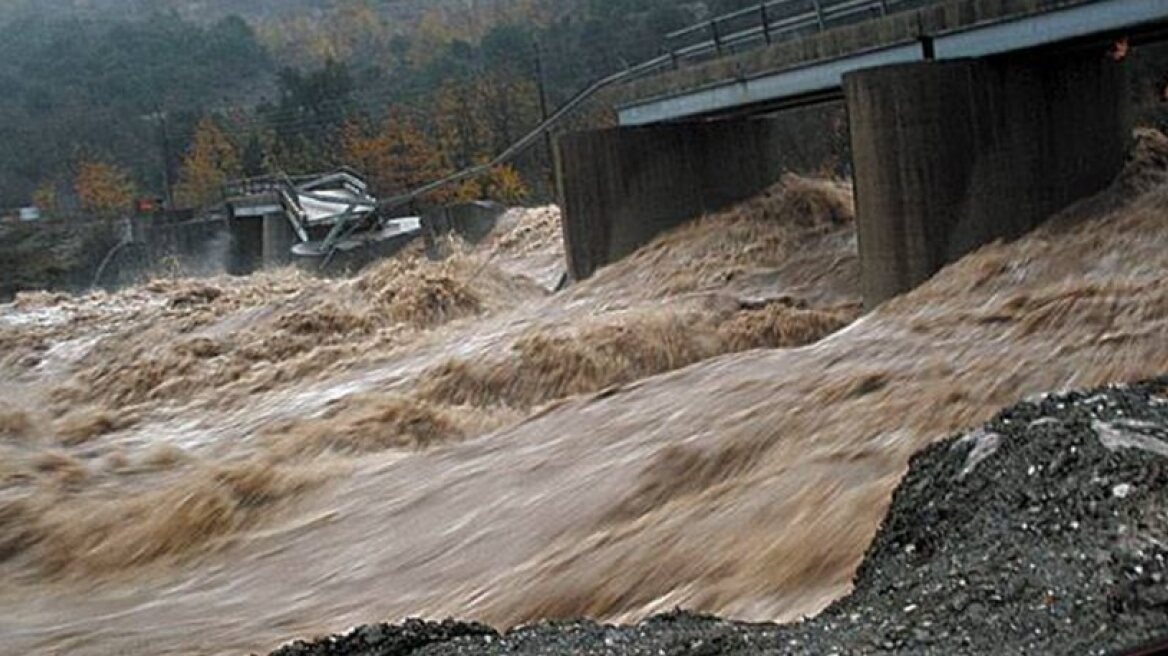 Ανοχύρωτη πόλη η Αθήνα – Γιατί «πνιγόμαστε» σε κάθε νεροποντή