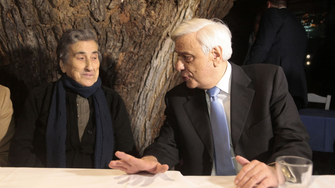 Μια από τις γιαγιάδες της περίφημης φωτογραφίας συνάντησε ο Παυλόπουλος στη Λέσβο