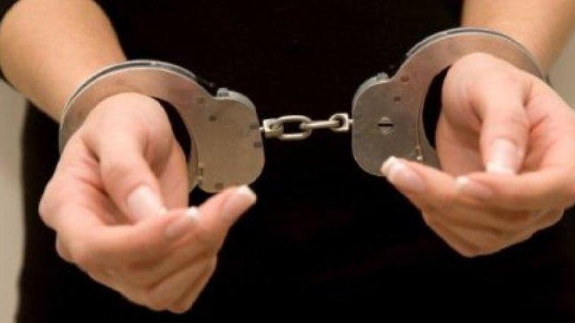 Σύζυγος πρώην υπουργού υποσχέθηκε διορισμό και απέσπασε χιλιάδες ευρώ