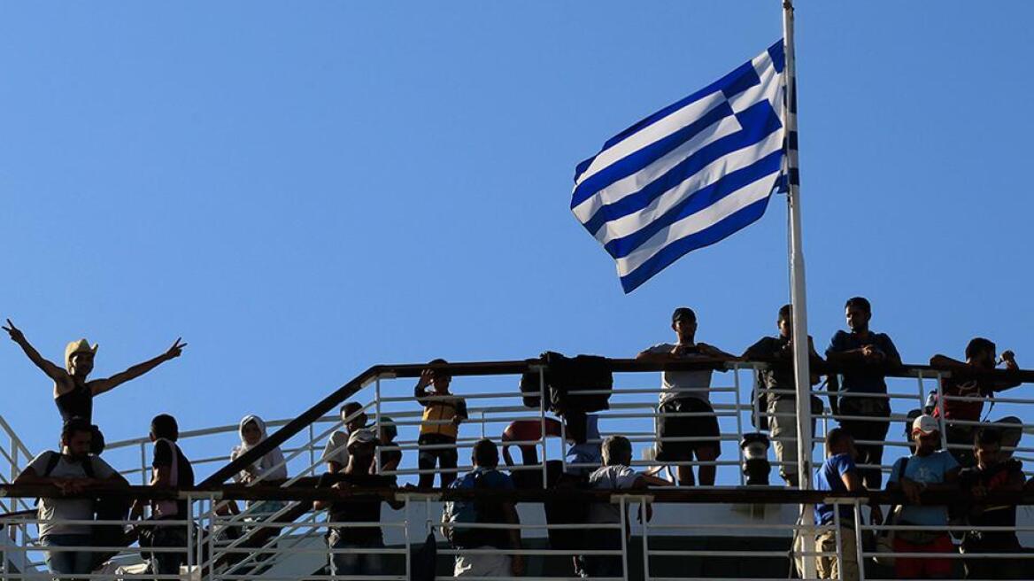 Στο λιμάνι του Πειραιά κατέπλευσαν το πρωί δύο πλοία με 3.000 μετανάστες