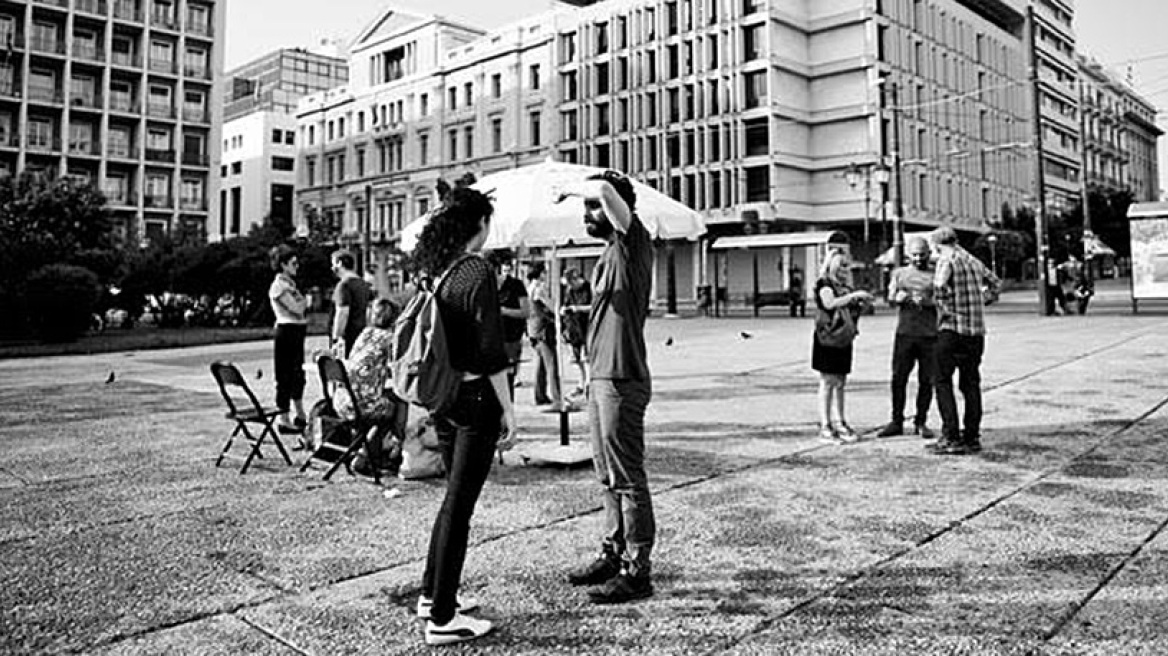 «Στη μέση του δρόμου»: Μια παράσταση-περιήγηση στην Αθήνα