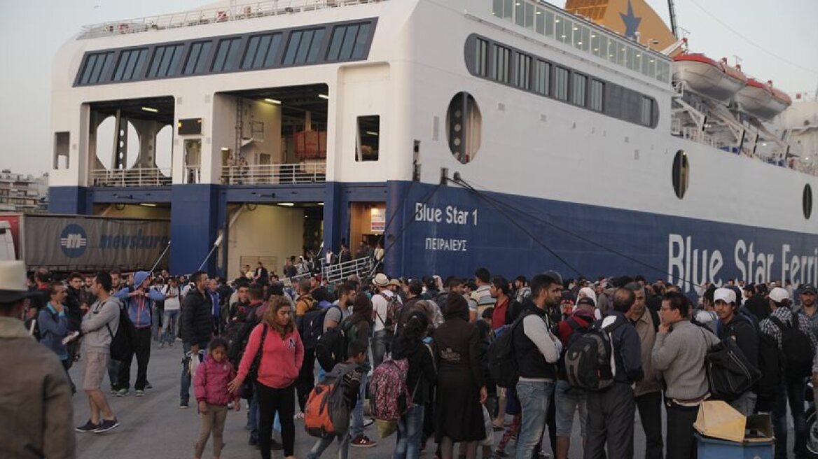 3,000 refugees arrive at Piraeus port
