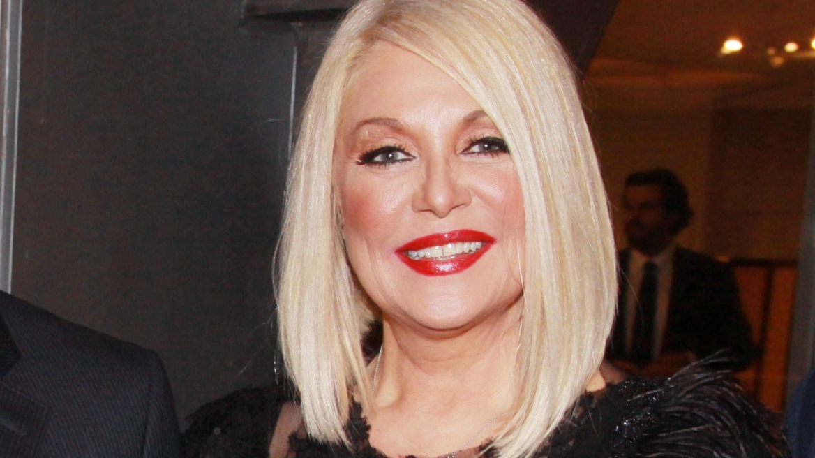 Βίντεο: Η Ντορέττα Παπαδημητρίου χαιρετά την Κορομηλά και εκείνη την αγνοεί