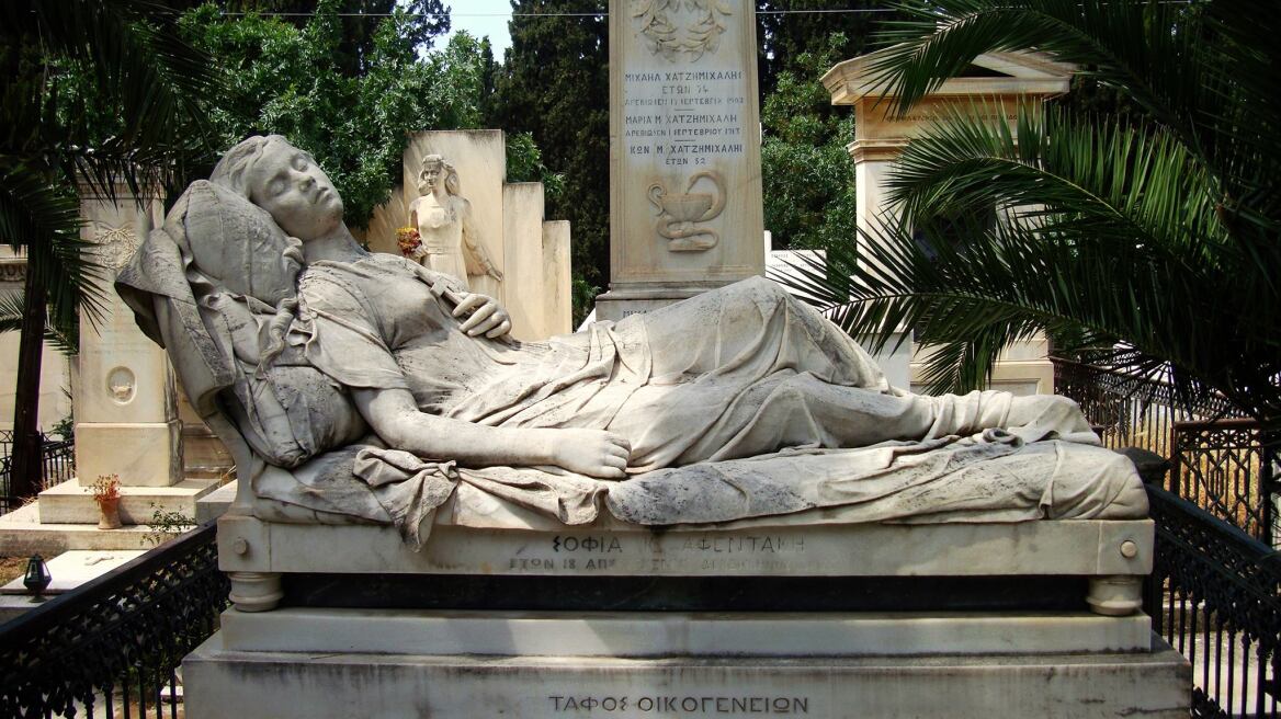 Sleeping girl at the 1st Cemetery of Athens