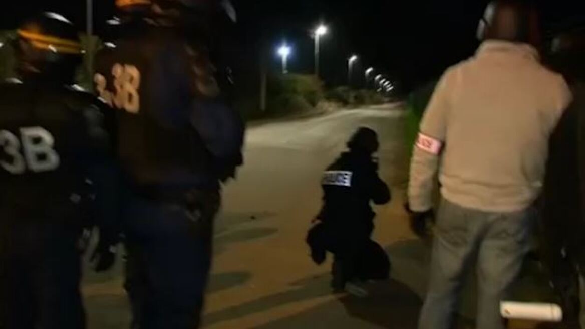 Βίντεο: Ολονύχτιες μάχες της αστυνομίας με πρόσφυγες στο Καλέ