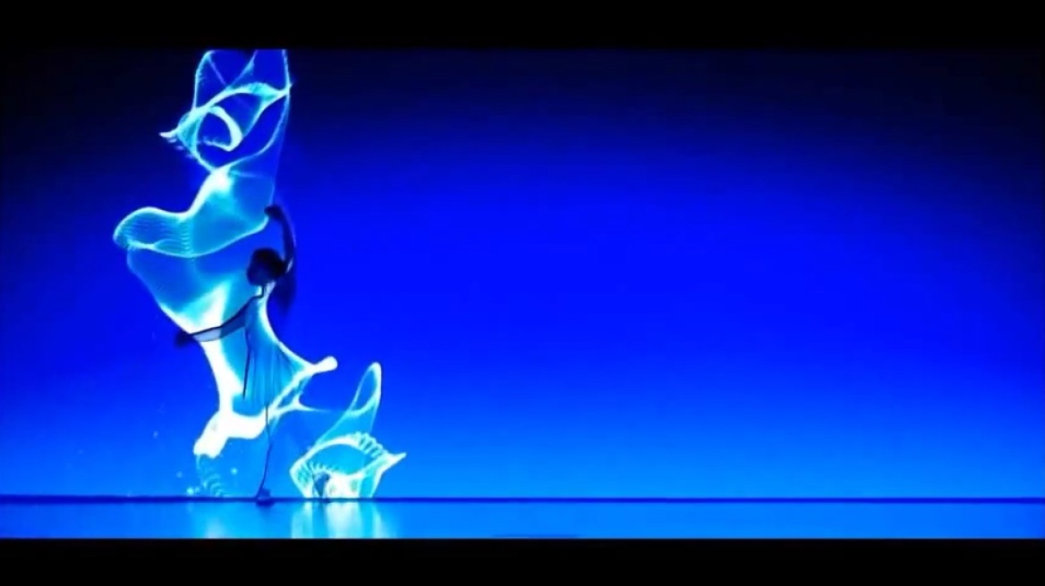 Amazing dancers perform with lights in uplifting dance clip (vid)
