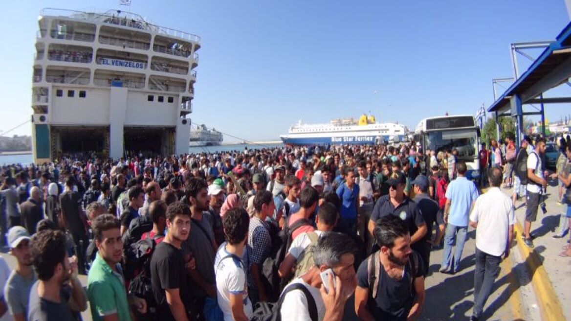 Περίπου 2500 πρόσφυγες έφτασαν και σήμερα στο λιμάνι του Πειραιά 