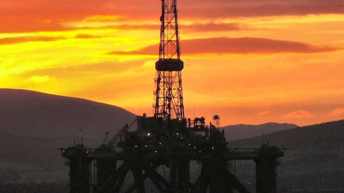 «Βουτιά» 2,9% της τιμής του πετρελαίου