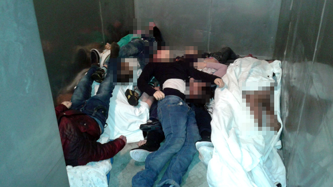 Φωτογραφίες-σοκ: Πεταμένες οι σοροί των προσφυγόπουλων στο νοσοκομείο της Σάμου