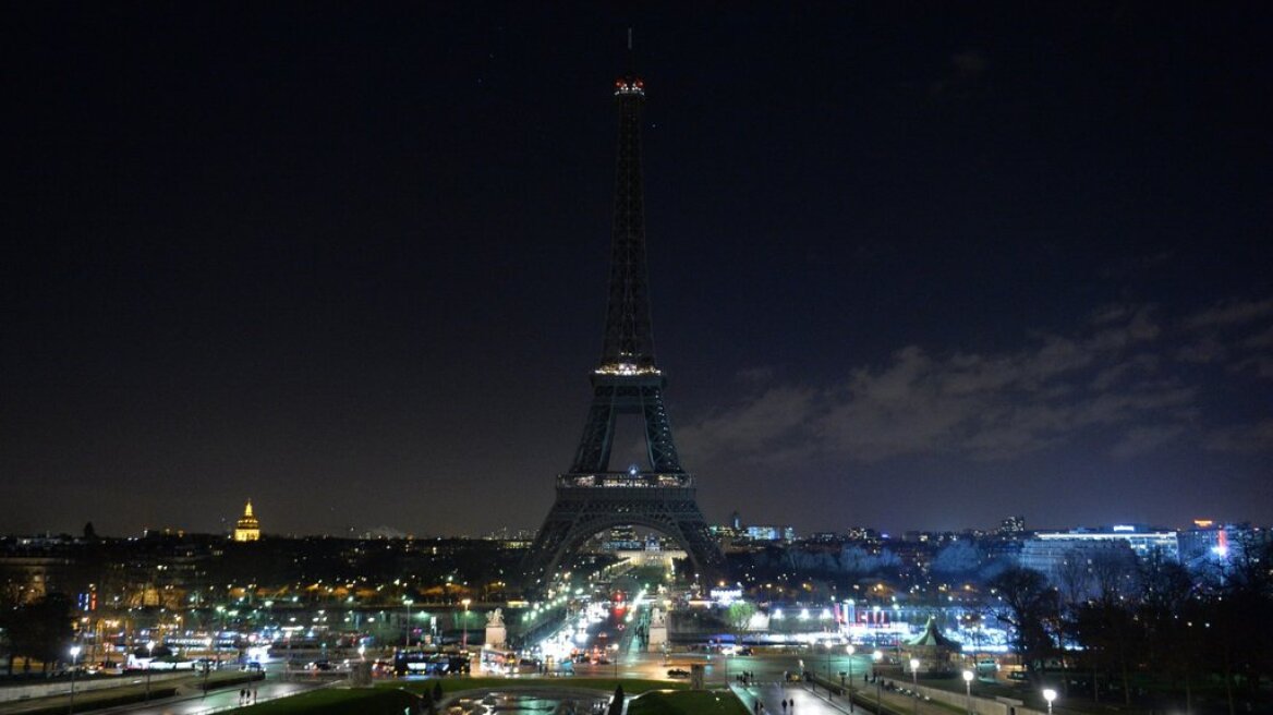 Έσβησαν τα φώτα στον πύργο του Άιφελ σε ένδειξη πένθους