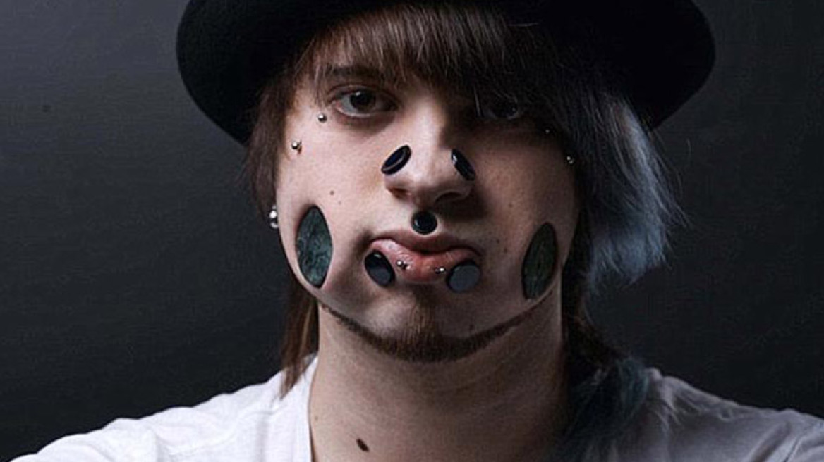Απίστευτο κι όμως αληθινό: Ο άνθρωπος με τα piercing που μπορεί να φάει γλειφιτζούρι από τα μάγουλα 