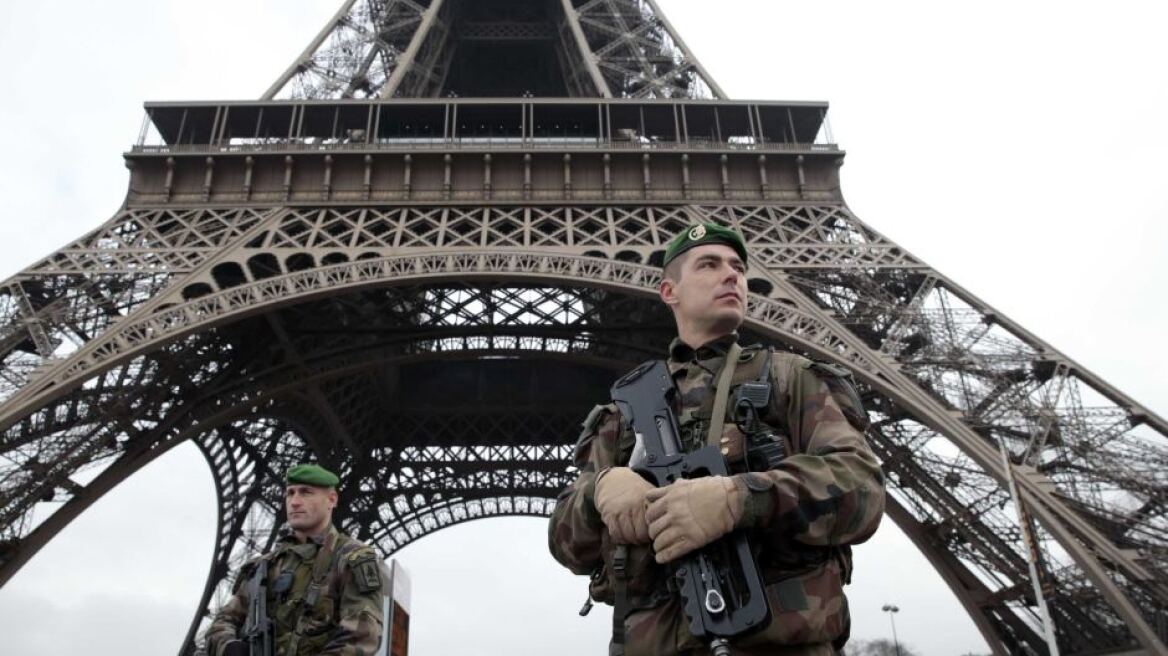 ISIS attacks aftermath: Paris, a ghost town in a state of emergency, accomplices at large