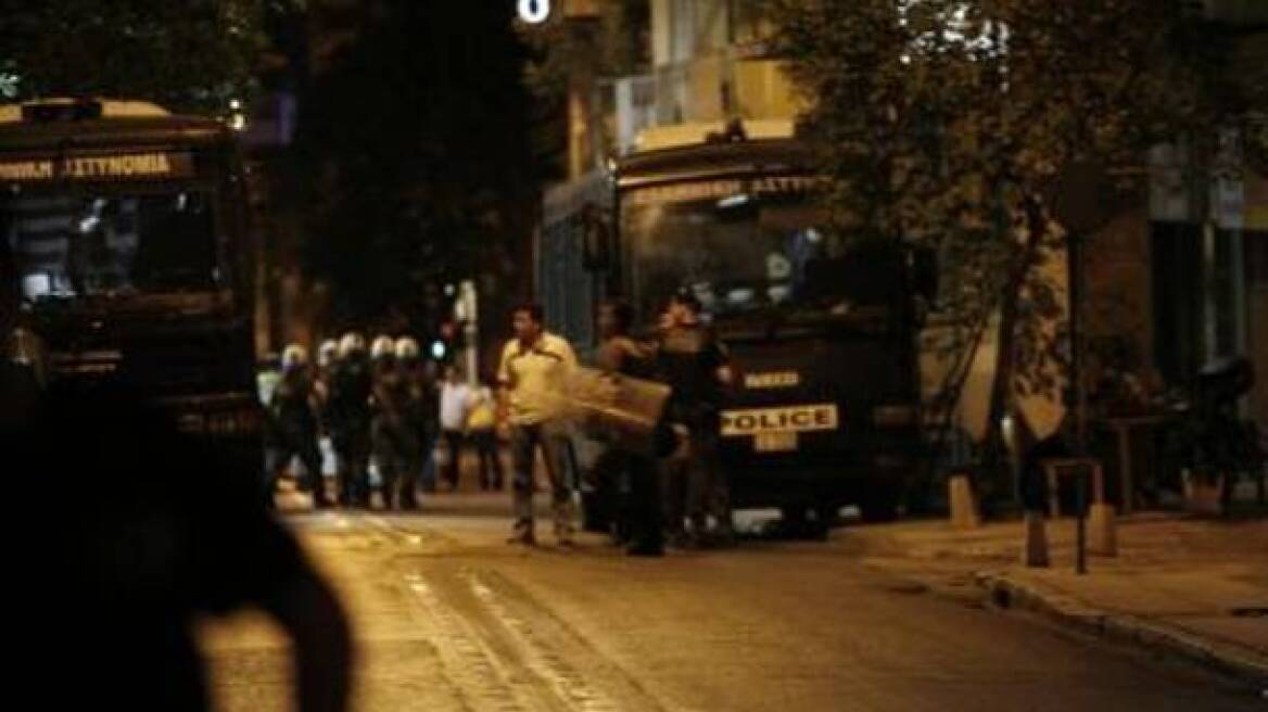 Επίθεση σε διμοιρία των ΜΑΤ με πέτρες και μολότοφ