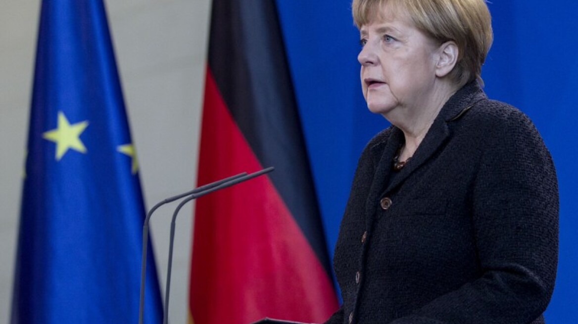 Μαυροφορεμένη η Μέρκελ στο διάγγελμά της: «Η επίθεση στην ελευθερία δεν αφορά μόνο το Παρίσι»