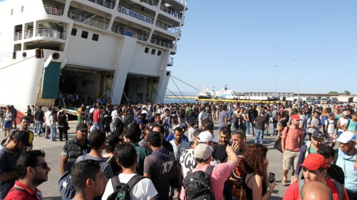 Ακόμη 3.657 πρόσφυγες αποβιβάστηκαν το πρωί στο λιμάνι του Πειραιά