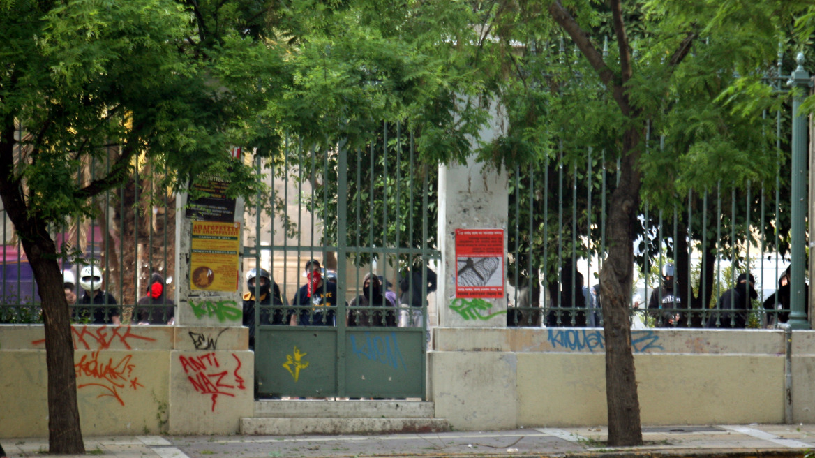 Αναρχικοί επιτέθηκαν σε αριστεριστές έξω από το Πολυτεχνείο επειδή τους πέρασαν για... μέλη της ΚΝΕ