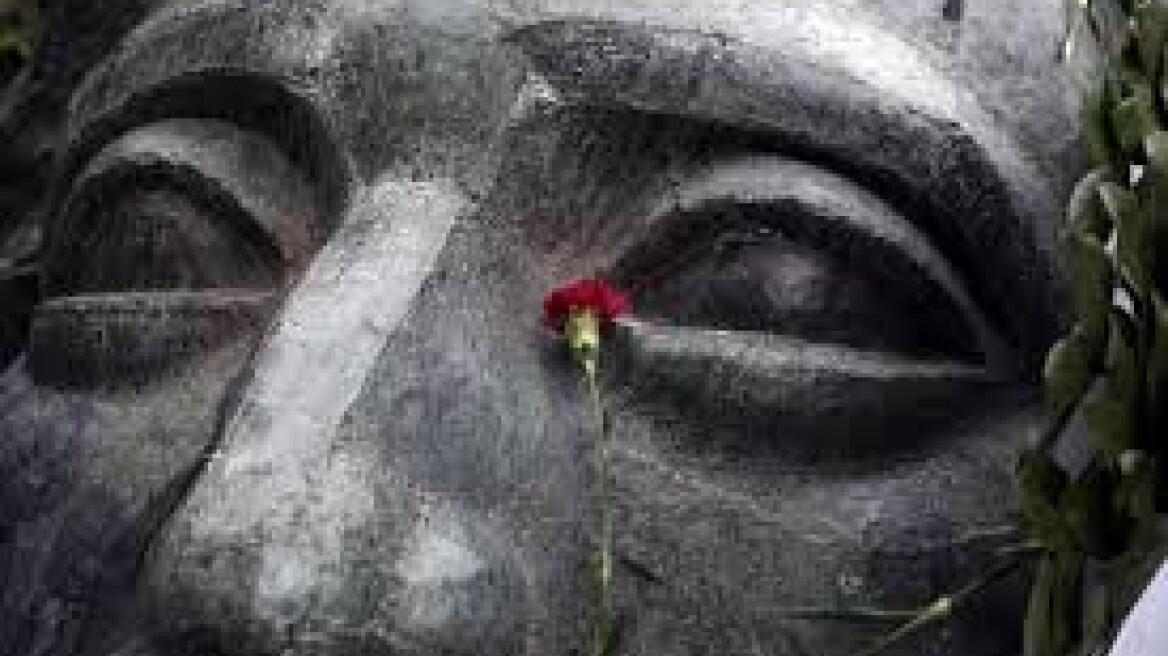 Athens Polytechnic Uprising commemorated for the 42nd year with extra police (vid)