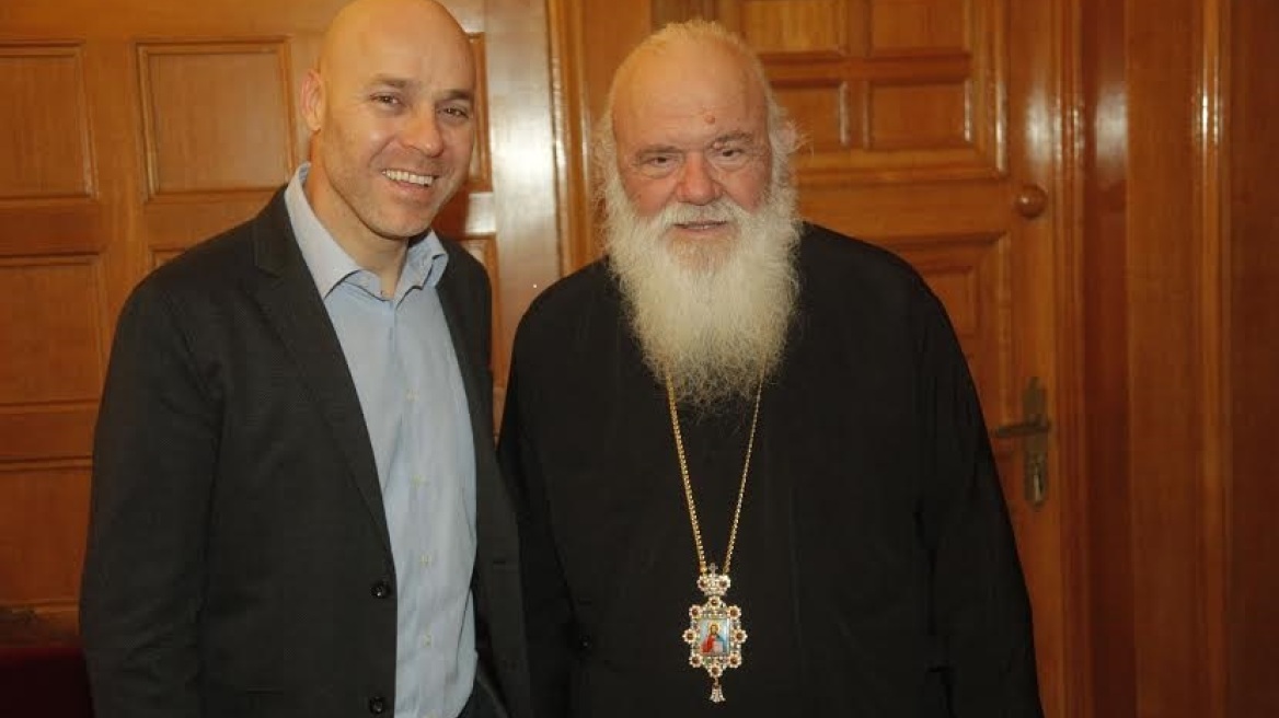 Ξύλινο ποδήλατο «έταξε» ο Αμυράς στον αρχιεπίσκοπο Ιερώνυμο