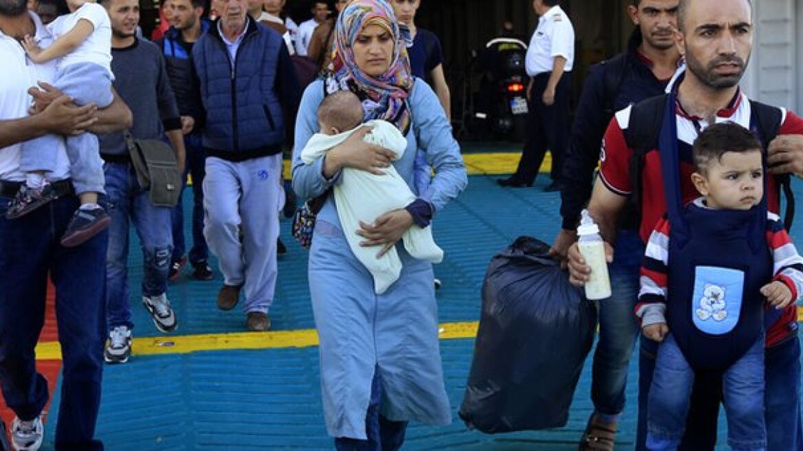 Στο λιμάνι του Πειραιά το πρωί τρία πλοία με 4.000 μετανάστες