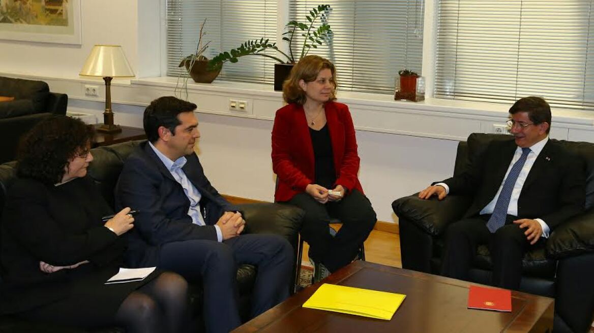 Προσφυγικό, Κυπριακό και... ποδόσφαιρο στην ατζέντα Τσίπρα στο ταξίδι στην Τουρκία