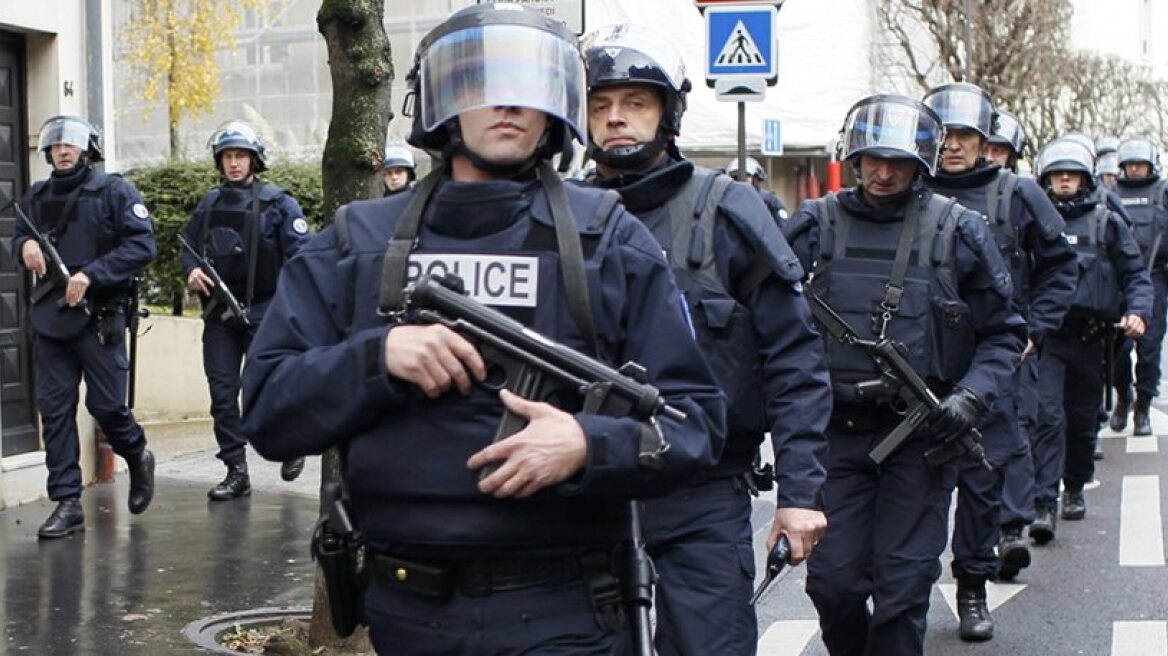 Paris attacks cont'd: St. Denis at the front line in search for 9th attacker (vid)
