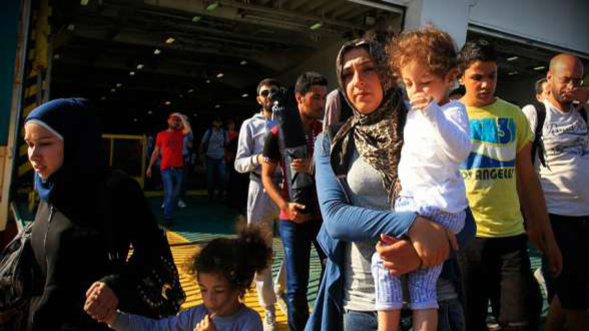 Πάνω από 3.000 πρόσφυγες αποβιβάστηκαν το πρωί στο λιμάνι του Πειραιά