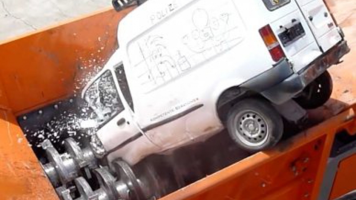 Δείτε το μηχάνημα-τέρας που «καταβροχθίζει» αμάξια