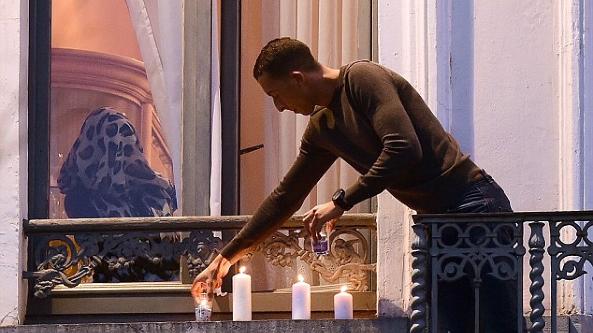 Ο αδερφός των μακελάρηδων ανάβει κεριά για τα θύματα των επιθέσεων