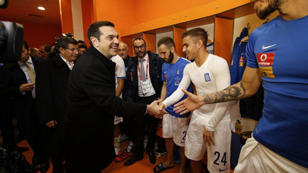 Τσίπρας στα αποδυτήρια: Ο Γερμανός προπονητής, ο «αδερφός» Νίνης και η αγαπημένη Μπαρτσελόνα