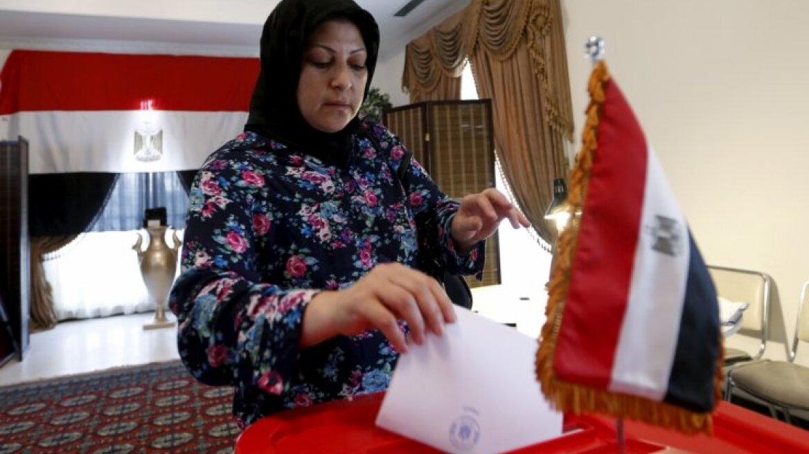 Two bombs explode outside large Egyptian hotel housing election judges