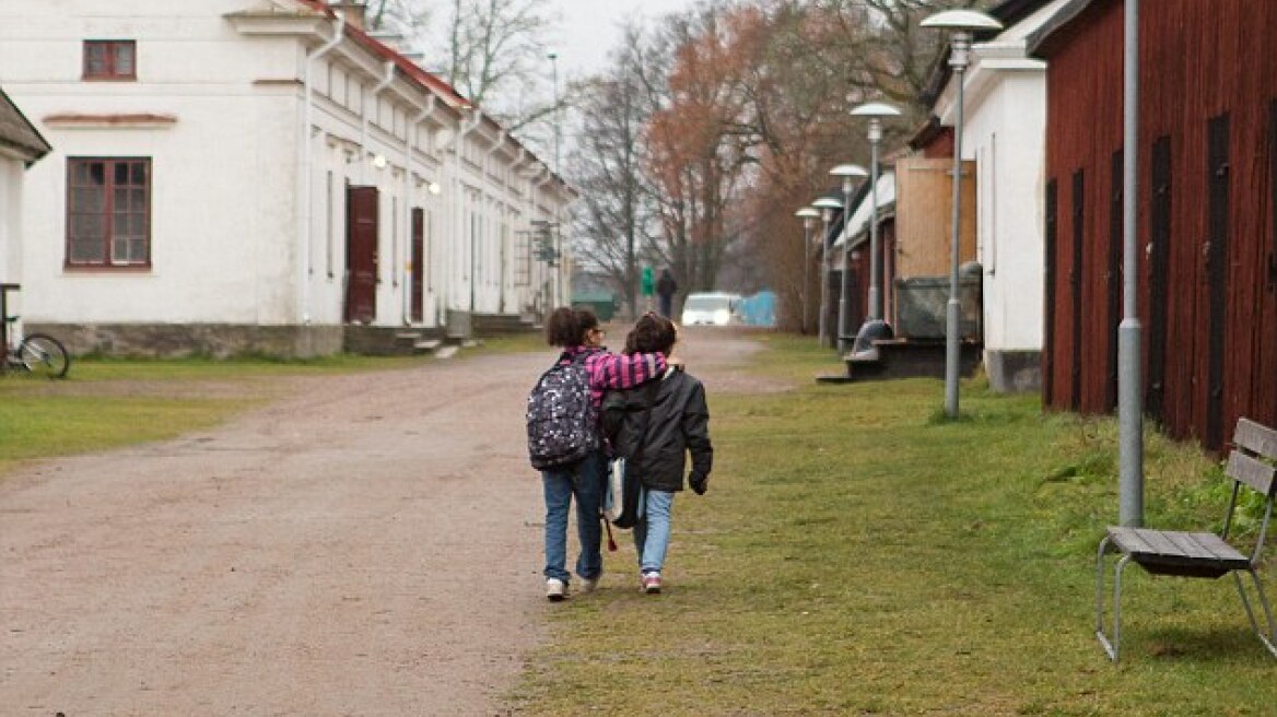 Σουηδία: Πετροπόλεμος ντόπιων και προσφύγων σε χωριό κοντά στην Στοκχόλμη