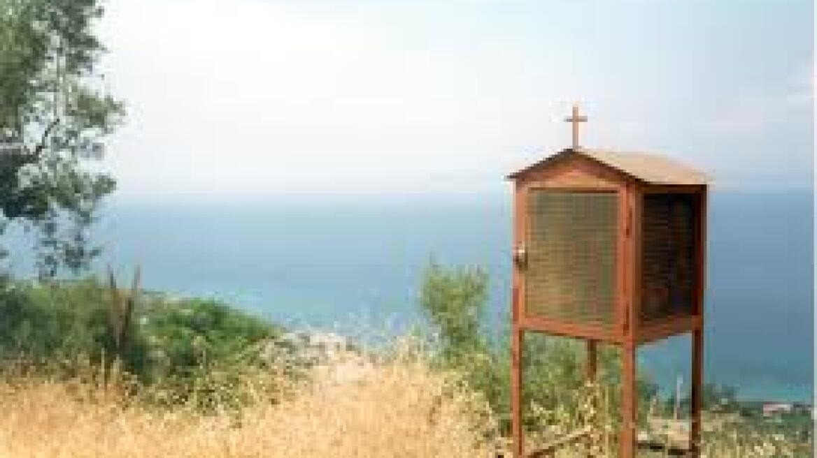 Roadside shrines on streets to honor God (pics)