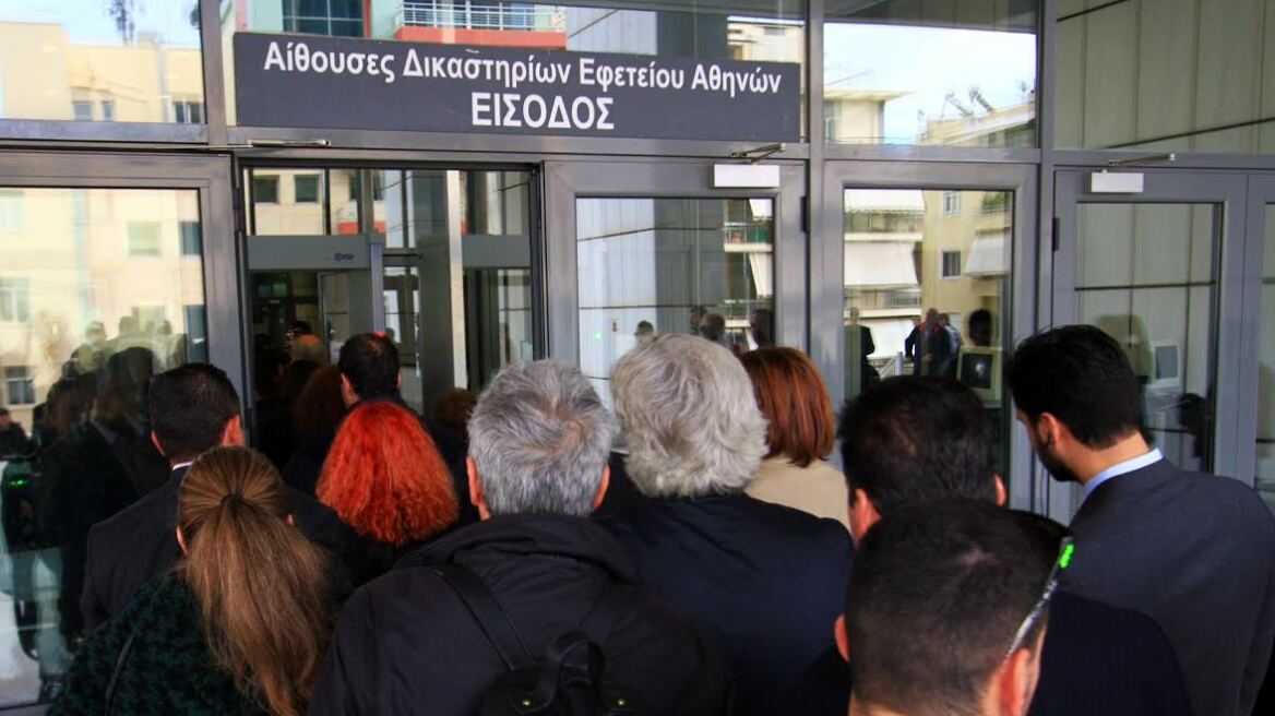 Ξεκίνησε για να... διακοπεί η δίκη για το σκάνδαλο Siemens