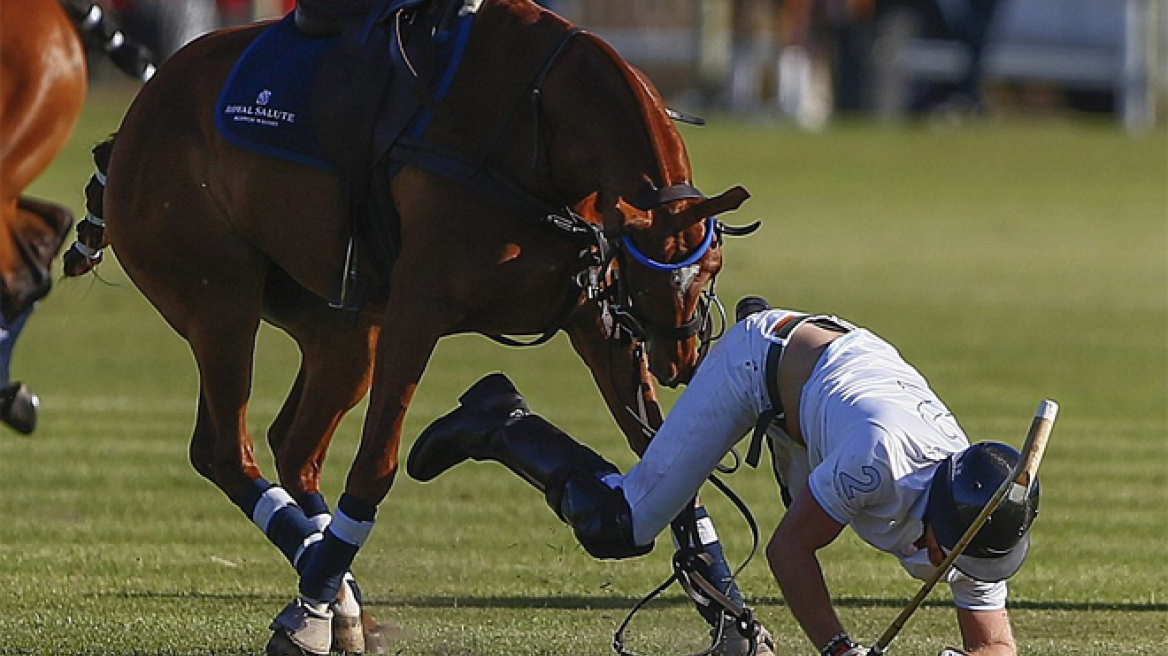 Ο πρίγκιπας Χάρι έπεσε δύο φορές από το άλογο σε αγώνα πόλο