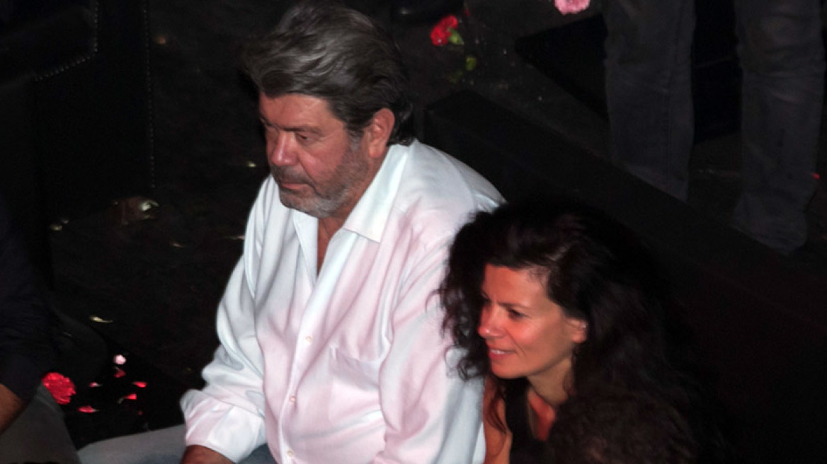 Γιάννης Λάτσιος: Διασκέδασε στα μπουζούκια με μελαχρινή φίλη του 