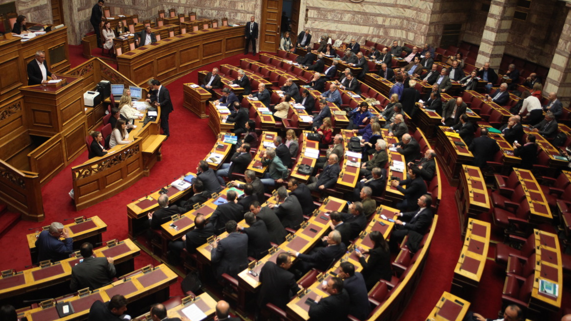 «Πυρ ομαδόν» κατά της κυβέρνησης στη συζήτηση για τον προϋπολογισμό