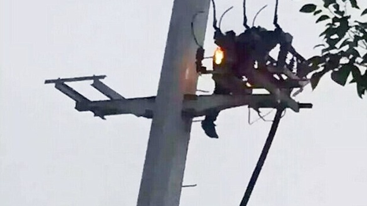 Τσακώθηκε με τη φίλη του, ανέβηκε σε κολόνα ρεύματος και... άρπαξε φωτιά!