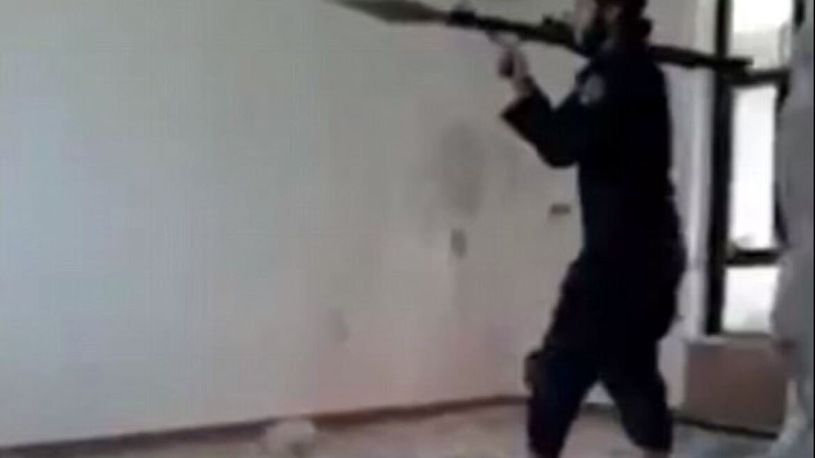 Απίστευτο βίντεο: Ο τζιχαντιστής εκτοξεύει πύραυλο και... σκοτώνεται ο ίδιος