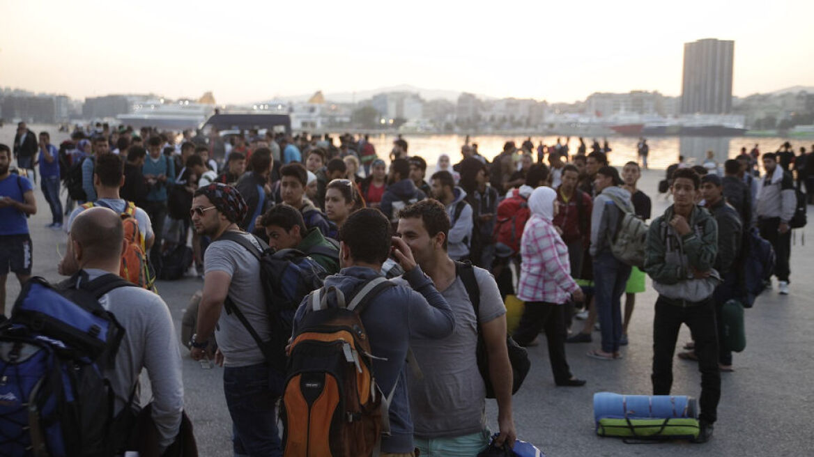 Πάνω από 3.000 πρόσφυγες έφτασαν το πρωί στο λιμάνι του Πειραιά