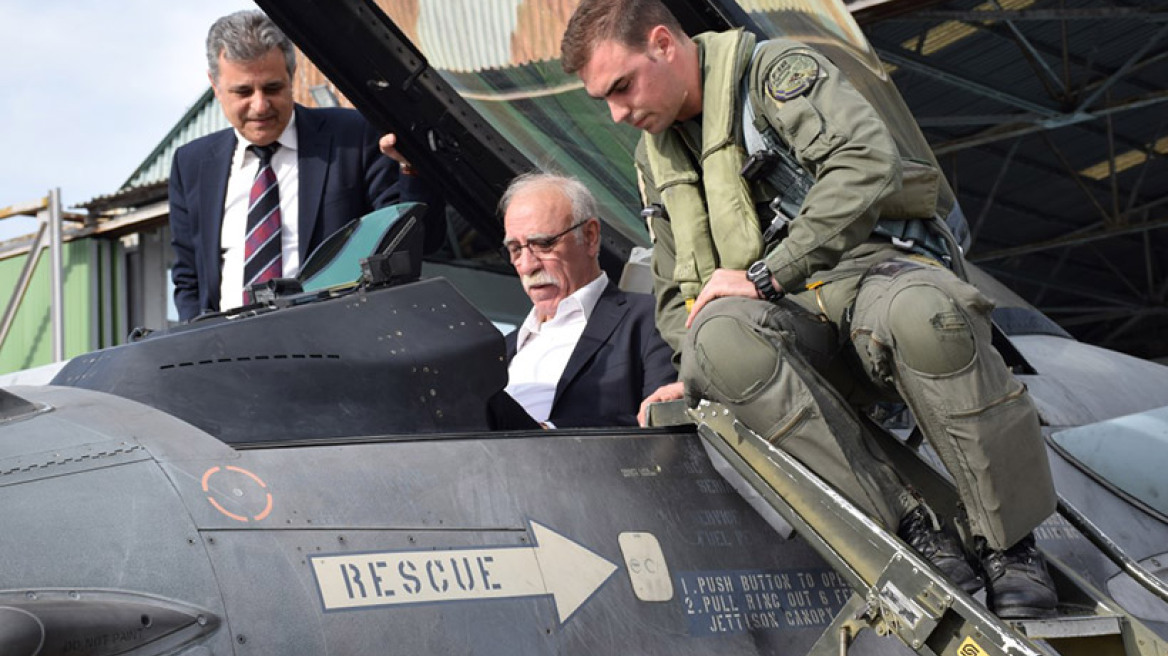 Δείτε τον Βίτσα σε κόκπιτ F-16