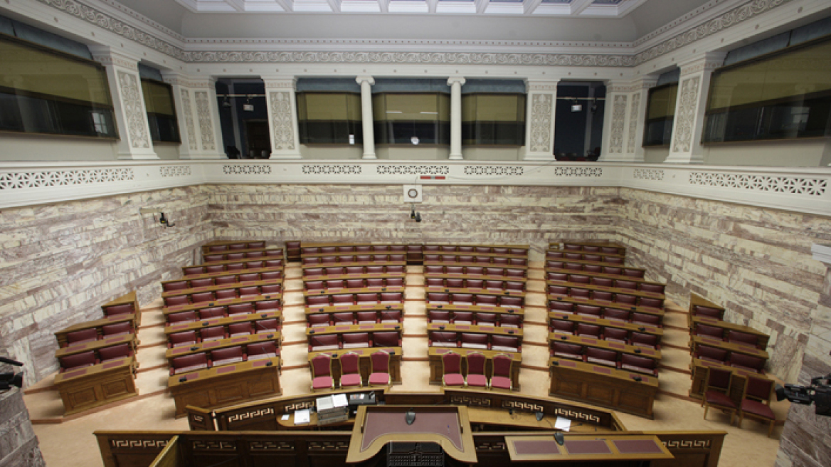 «Βομβαρδισμός» τροπολογιών στη Βουλή 
