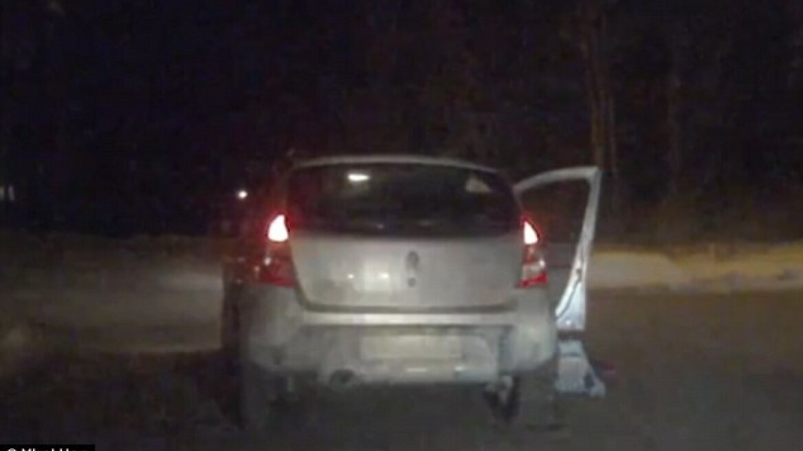 Βίντεο-σοκ: Μωρό πέφτει στο δρόμο από αυτοκίνητο εν κινήσει!