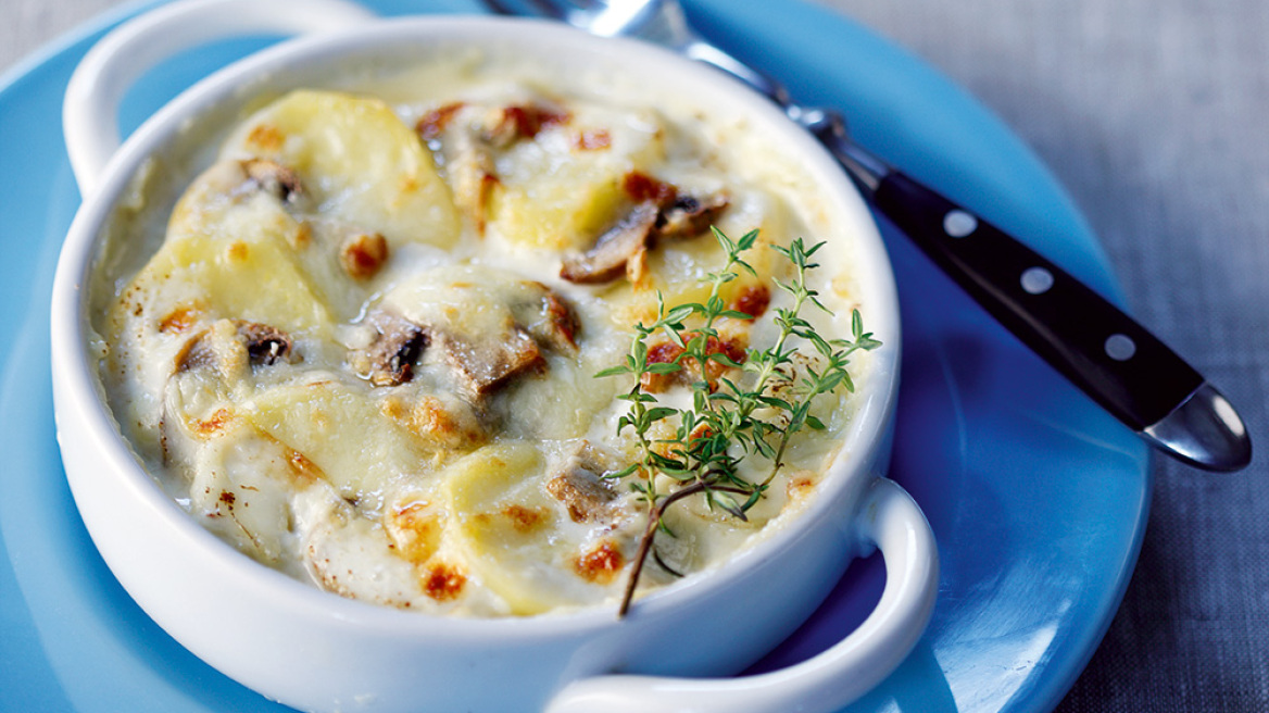 Au gratin με φέτες πατάτας και μανιταριών