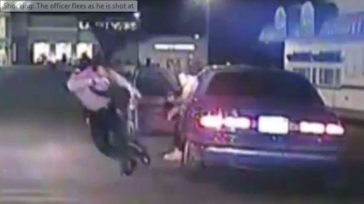 Απίστευτο βίντεο: Αστυνομικός γλιτώνει από του χάρου τα δόντια